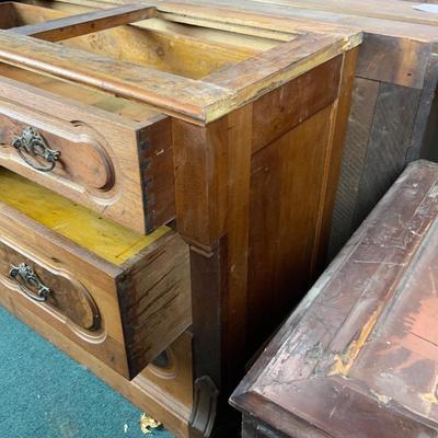 Lot 521 | Three-Drawer Commode