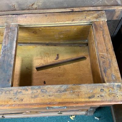 Lot 521 | Three-Drawer Commode