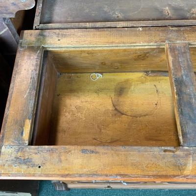 Lot 521 | Three-Drawer Commode