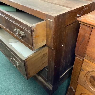 Lot 524 | Three Drawer Commode