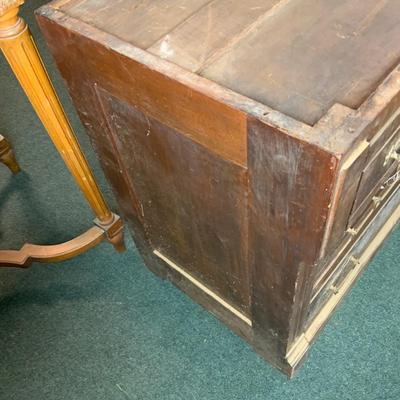 Lot 524 | Three Drawer Commode