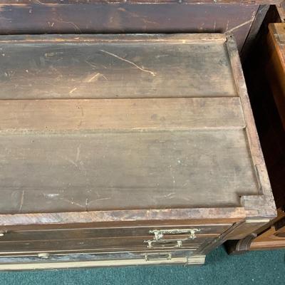 Lot 524 | Three Drawer Commode