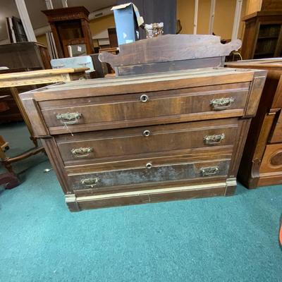Lot 524 | Three Drawer Commode