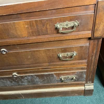 Lot 524 | Three Drawer Commode