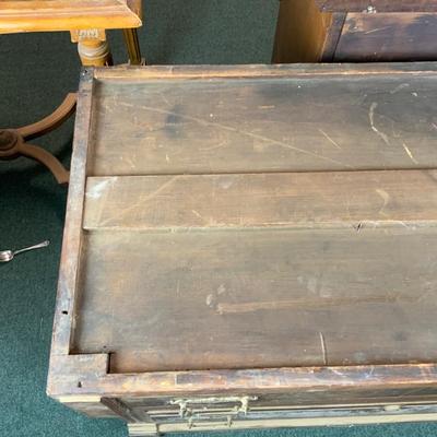 Lot 524 | Three Drawer Commode