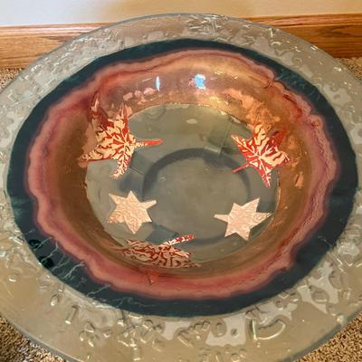 D7- Art glass bowl w/leaf pattern & metal stand