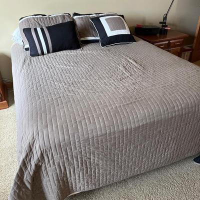 MB19- Queen Beds By Design mattress set & bedding.