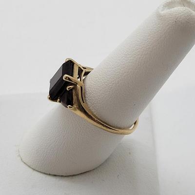 LOT164: 10K Gold Ring 3.04g weight