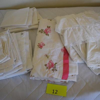 Assortment of sheets & pillow cases