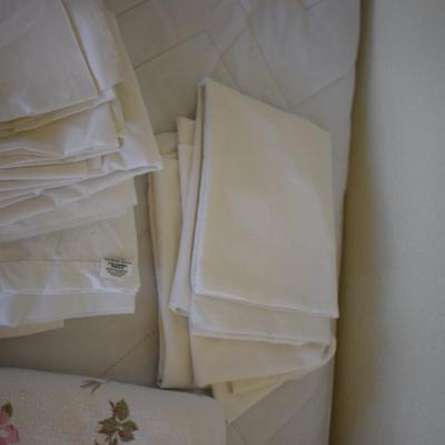 Assortment of sheets & pillow cases