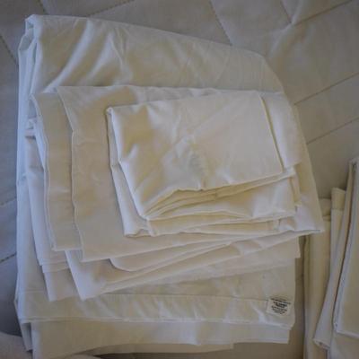 Assortment of sheets & pillow cases