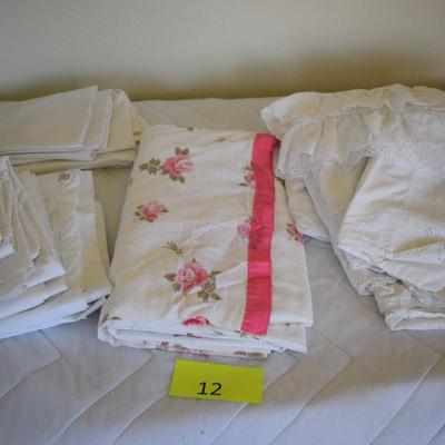 Assortment of sheets & pillow cases