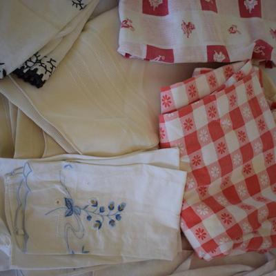 Lot of table clothes & linens