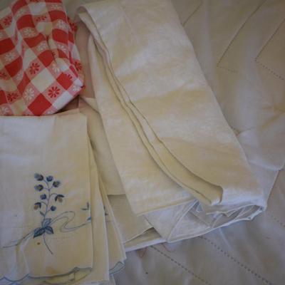 Lot of table clothes & linens