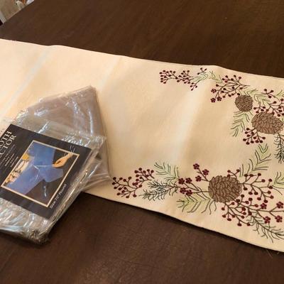 ***HUGE LOT of Table Cloths  & More- Many New in Pkg. Williams-Sonoma, Ralph Lauren & More -Lot 299