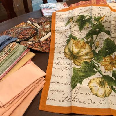 ***HUGE LOT of Table Cloths  & More- Many New in Pkg. Williams-Sonoma, Ralph Lauren & More -Lot 299
