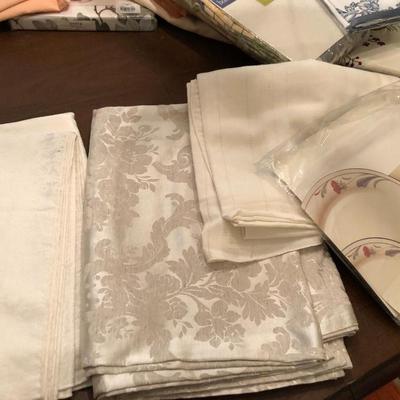 ***HUGE LOT of Table Cloths  & More- Many New in Pkg. Williams-Sonoma, Ralph Lauren & More -Lot 299