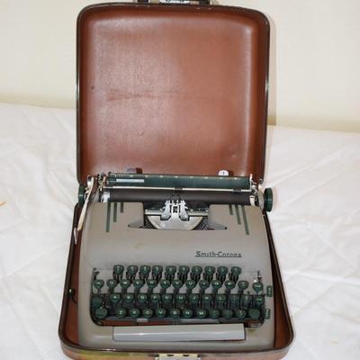 Vintage Manual Smith-Corona Typewriter in case