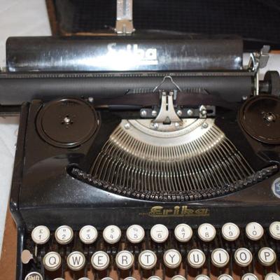 Erika Manual Typewriter in Case