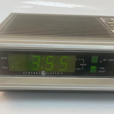 Vintage Retro Small Wonder Programmable AM/FM Clock Radio