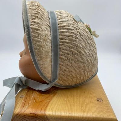 Baby head and bonnet