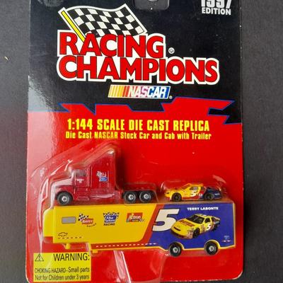 New Racing Champions 1:144 Scale die Cast replica Stock car with Cab with Trailer TERRY LABONTE