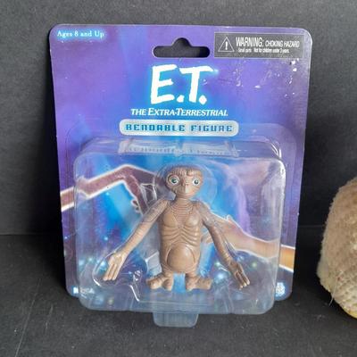E.T. The Extra Terrestrial The visitor from Outerspace Bendable figure, Keychain, and Unique candle
