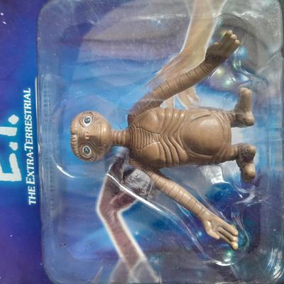 E.T. The Extra Terrestrial The visitor from Outerspace Bendable figure, Keychain, and Unique candle
