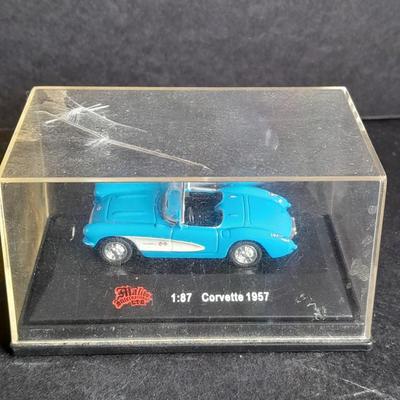 Malibu International LTD. 1:87 1957 Corvette Die cast car in case