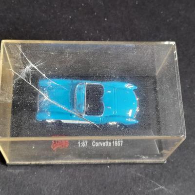 Malibu International LTD. 1:87 1957 Corvette Die cast car in case