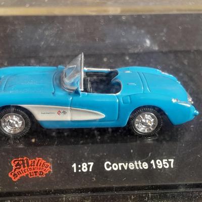 Malibu International LTD. 1:87 1957 Corvette Die cast car in case