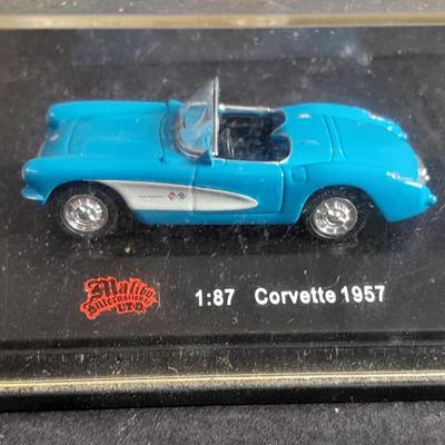 Malibu International LTD. 1:87 1957 Corvette Die cast car in case
