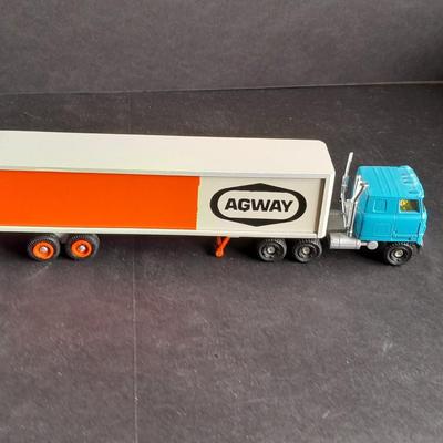 Winross Agway White Cabover Tractor with Agway Swing Dolly Trailer