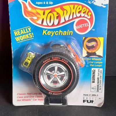 Sealed in package Hot Wheels Car Loop Keychain Made In 1999