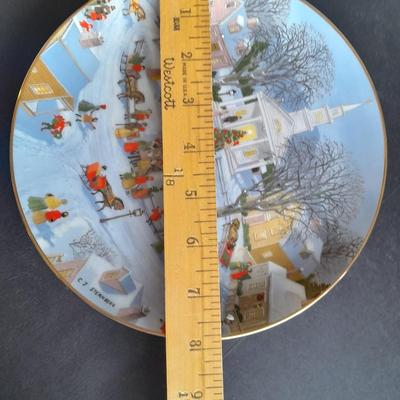 Two Collectible plates with Certificates of Authenticity "Christmas Tree Lighting" and "Twilight Serenade"