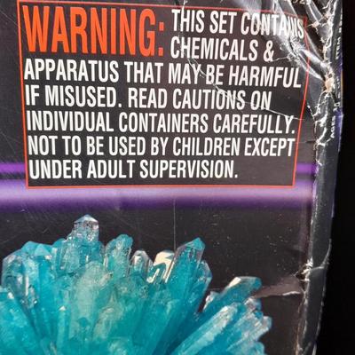 Smithsonian Crystal Growing kit Grow 9 different Crystals! Science fun