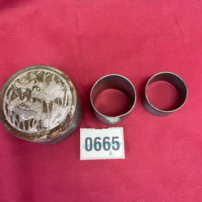 2 napkin rings and round container