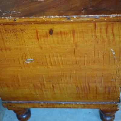 19TH CENTURY CLASSIC GRAIN PAINTED BLANKET CHEST ON BUN FOOTINGS.
