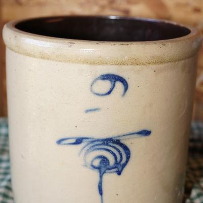 19TH CENTURY STONEWARE WITH BLUE COBALT DECORATION / CHURN AND 2 GALLON CROCK