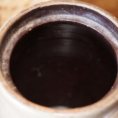 19TH CENTURY STONEWARE WITH BLUE COBALT DECORATION / CHURN AND 2 GALLON CROCK