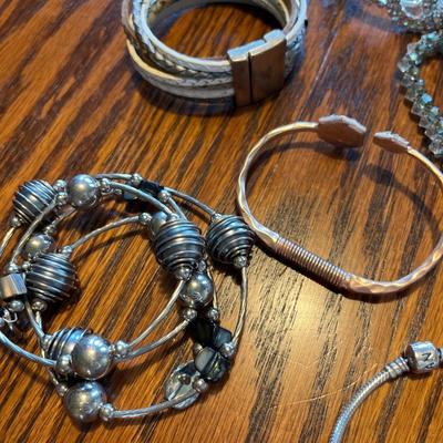 L106- Bracelets
