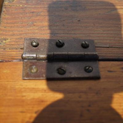 ANTIQUE 1860-70'S PINE DOUGH BOX WITH HANDLES.