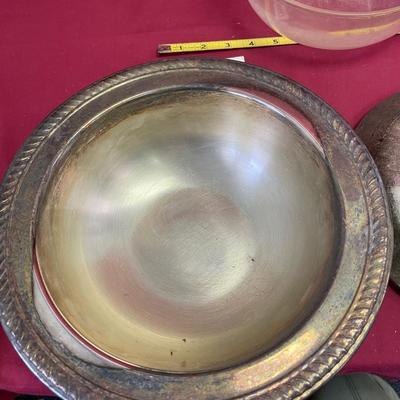 Covered serving bowl