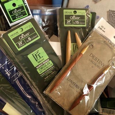 Knitting Needles, Crochet Hooks, Hoops, Yarn Winder, Lg. Box Patterns +++ -Lot 416