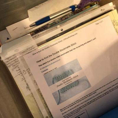 Knitting Needles, Crochet Hooks, Hoops, Yarn Winder, Lg. Box Patterns +++ -Lot 416