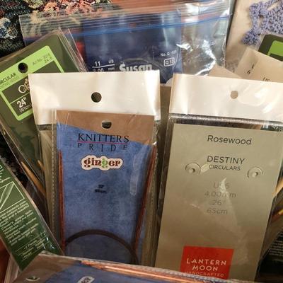 Knitting Needles, Crochet Hooks, Hoops, Yarn Winder, Lg. Box Patterns +++ -Lot 416