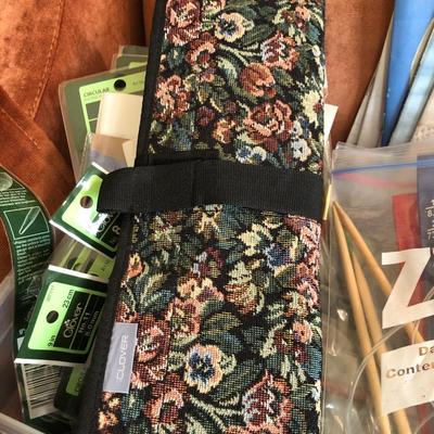 Knitting Needles, Crochet Hooks, Hoops, Yarn Winder, Lg. Box Patterns +++ -Lot 416