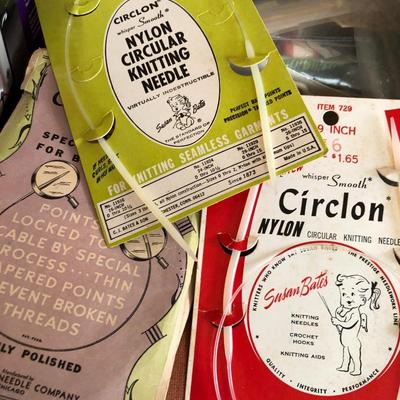 Knitting Needles, Crochet Hooks, Hoops, Yarn Winder, Lg. Box Patterns +++ -Lot 416