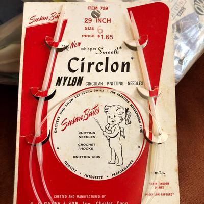 Knitting Needles, Crochet Hooks, Hoops, Yarn Winder, Lg. Box Patterns +++ -Lot 416