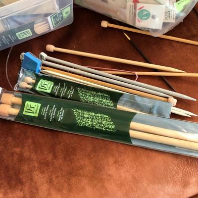 Knitting Needles, Crochet Hooks, Hoops, Yarn Winder, Lg. Box Patterns +++ -Lot 416
